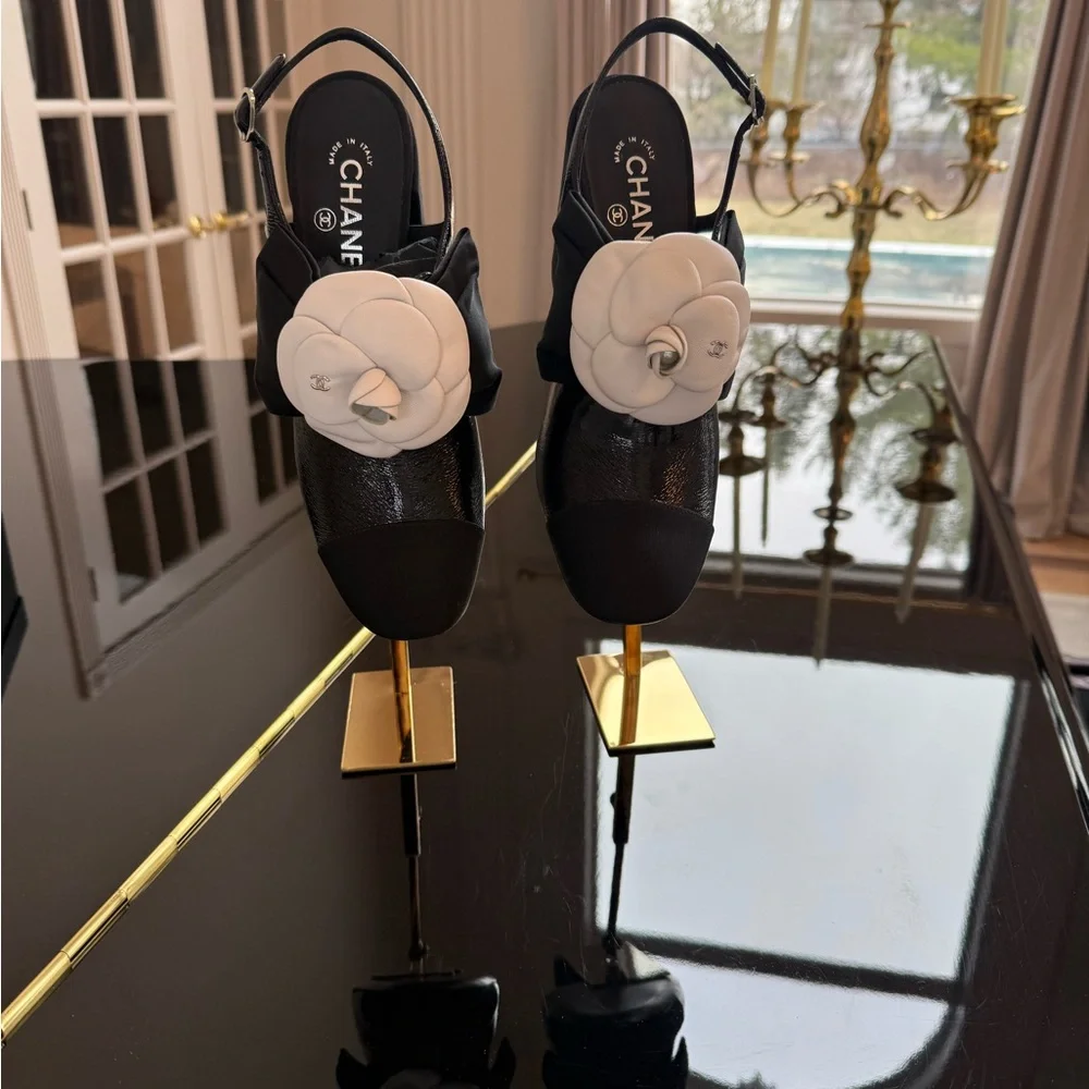 Chanel Black and White Women's Shoes - Picture 2 of 5